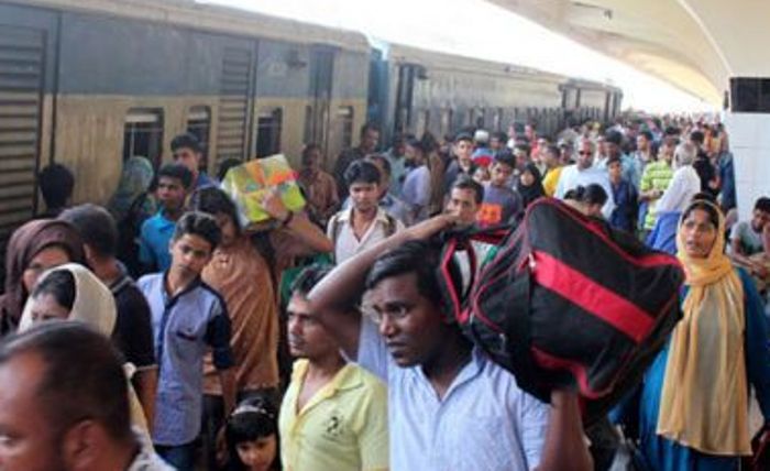 ঈদের ছুটি শেষে বাড়তি ভাড়া ঝুঁকি দুর্ভোগ নিয়ে ঢাকায়।।