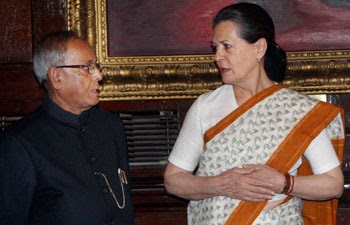 ভারত জুড়ে সাম্প্রদায়িকতা ও অসহিষ্ণুতা নিয়ে মোদীকে বিঁধলেন প্রণব-সোনিয়া   