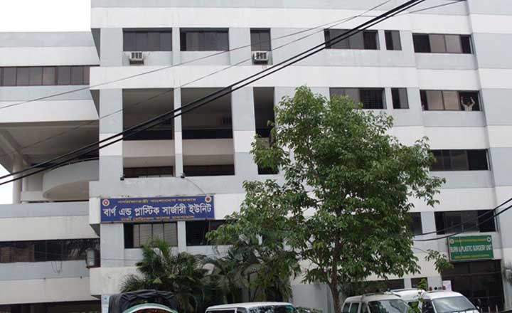 রাজধানীর চকবাজারে এসি বিস্ফোরণে দগ্ধ ৫।।   