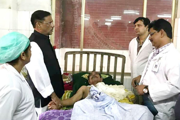 সড়ক দুর্ঘটনায় আহত সাংবাদিক ইউসুফকে দেখতে হাসপাতালে সেতুমন্ত্রী।।   