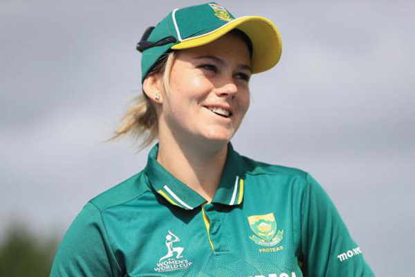 দক্ষিণ আফ্রিকার নারী ক্রিকেটারের বিশ্ব রেকর্ড,শূন্য রানে ৪ উইকেট।।   