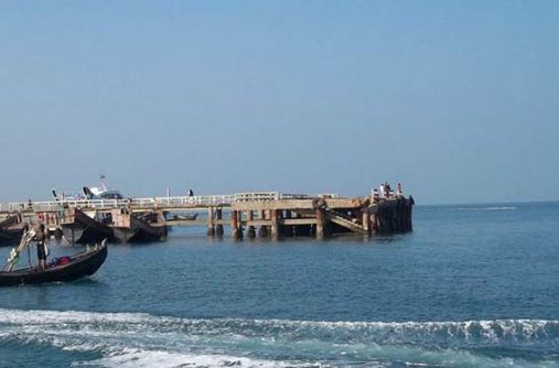 সাগর উত্তাল থাকায় টেকনাফ-সেন্টমার্টিন রুটে নৌযান চলাচল বন্ধ।।   