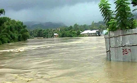 সিরাজগঞ্জে যমুনার পানি বিপদসীমার উপর দিয়ে প্রবাহিত।।   