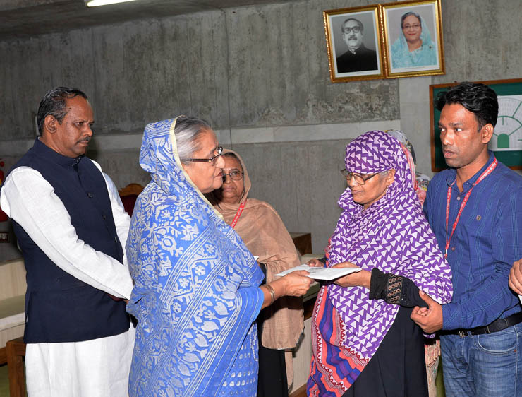 ছাত্রলীগের নিহত দুই নেতার এবং আওয়ামী লীগের দুই মরহুম নেতার পরিবারবর্গকে প্রধানমন্ত্রীর আর্থিক সহায়তা প্রদান।।   