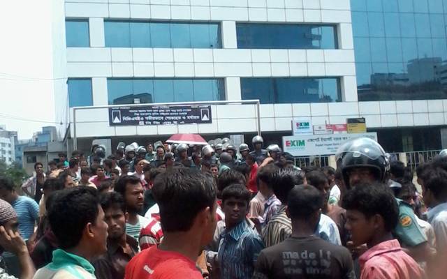 বকেয়া বেতনের দাবিতে বিজিএমইএ ভবন ঘেরাও।।