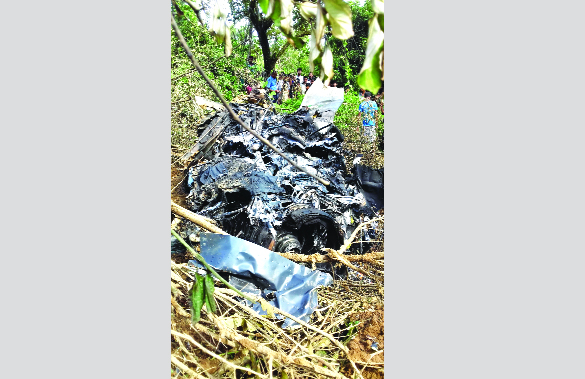 চট্টগ্রামে বিমান বাহিনীর প্রশিক্ষণ বিমান বিধ্বস্ত।। দুই পাইলট বিপদমুক্ত