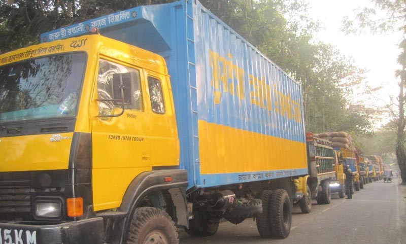 ভোলা-লক্ষ্মীপুর রুটের ফেরি বিকল, দুই শতাধিক যান আটকা ,পচছে কাঁচামাল।।