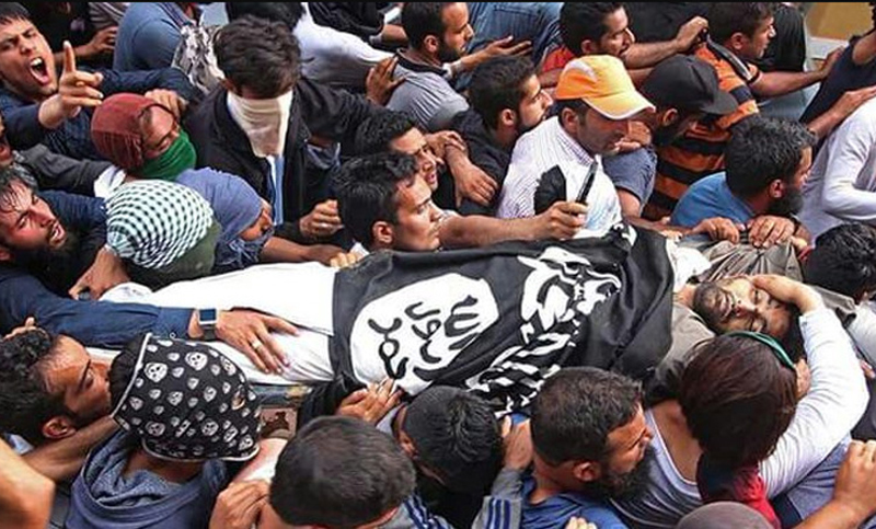 আইএসআইএসের পতাকায় মুড়ে নিহত জঙ্গির শেষকৃত্য।।