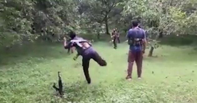 একে-৪৭ রাইফেল করেই ক্রিকেট খেলছে জঙ্গিরা।।