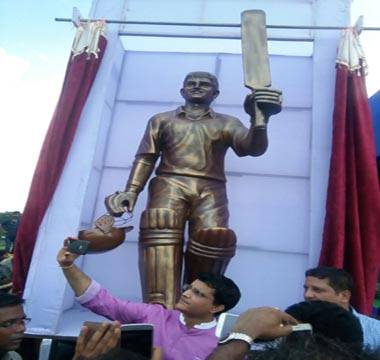 সৌরভের মূর্তি স্থাপনে মমতার বাঁধা ।।বিতর্কের মধ্যেই প্রিন্স অব ক্যালকাটা'র মূর্তি উন্মোচন......