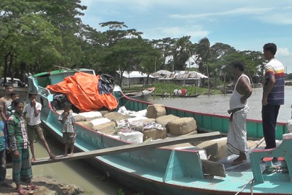 আড়িয়াল খাঁ নদীতে কোটি টাকার ভারতীয় কাপড় বোঝাই ট্রলার আটক।।