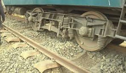 পাবনার ঈশ্বরদীতে ট্রেন লাইনচ্যুতের ঘটনায় অভিযুক্ত দুই চালক বরখাস্ত।।   