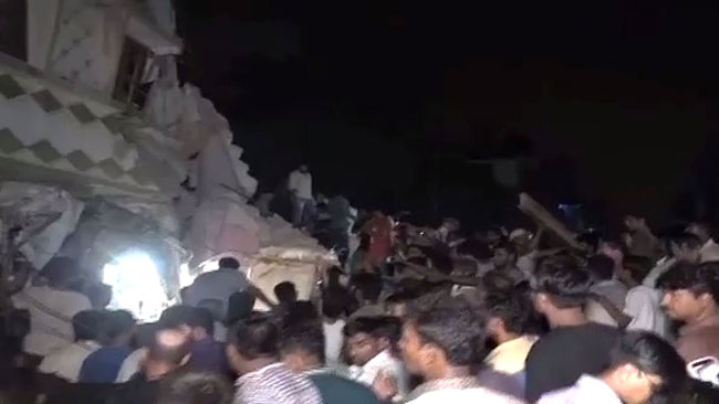করাচিতে ভবন ধস, বহু হতাহতের আশংকা।।