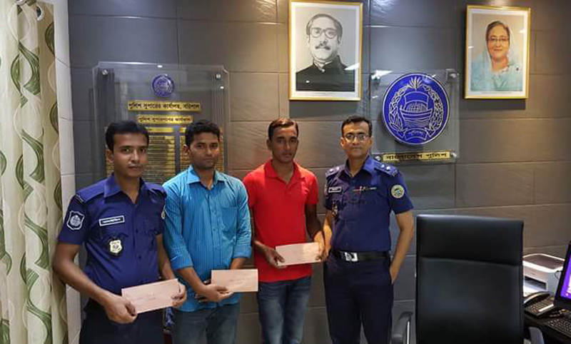 বরিশাল জেলার নববিবাহিত পুলিশ সদস্যদের হানিমুনে পাঠাচ্ছেন এসপি এস এম আক্তারুজ্জামান।   