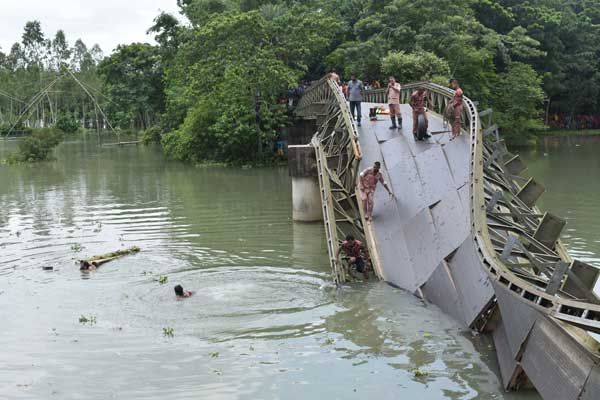 টাঙ্গাইলে বেইলি ব্রিজ ভেঙ্গে সারের ট্রাক পানিতে।।