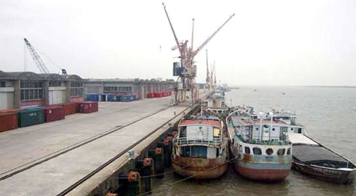 বৈরি আবহাওয়ায় জেটিতে ভিড়তে পারছে না ভিয়েতনামের চালবাহী জাহাজ ।।