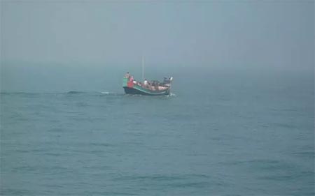 সাগরে মাছ ধরার ট্রলারডুবি, ৮ জেলে উদ্ধার।।