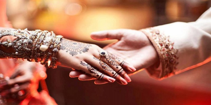 স্ত্রীর সুখের জন্যই স্বেচ্ছায় প্রেমিকের সাথে বিয়ে দিলেন হতভাগ্য স্বামী।।