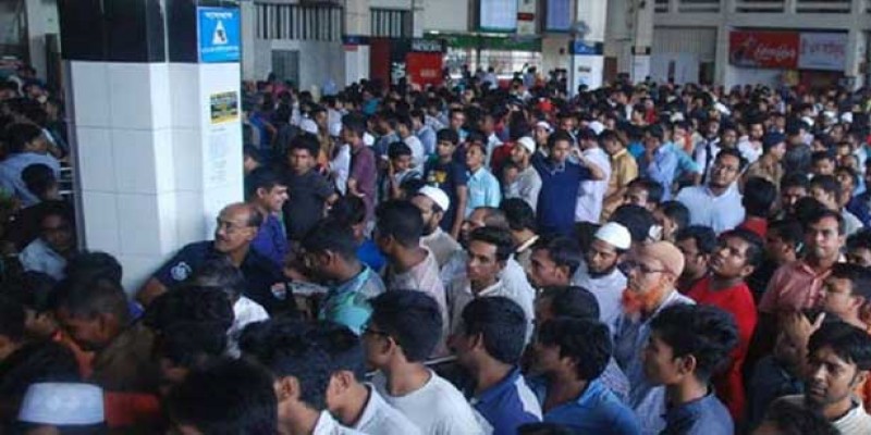 চতুর্থ দিনেও রাজধানীর কমলাপুরে টিকিট প্রত্যাশীদের ভীড়।।   