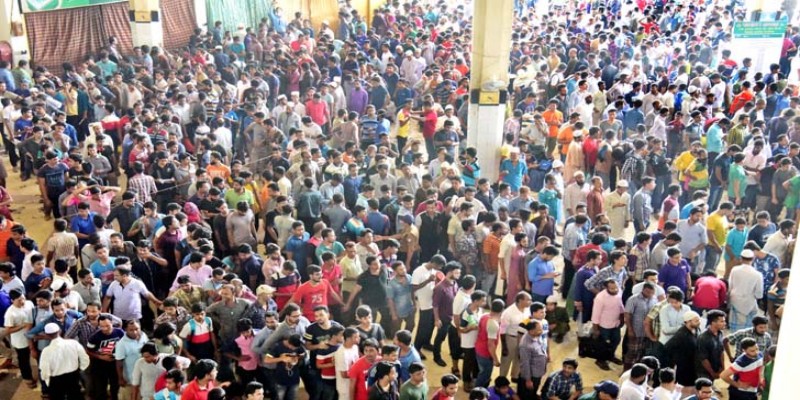 অগ্রিম টিকিট বিক্রির শেষ দিনেও দীর্ঘ লাইন।।