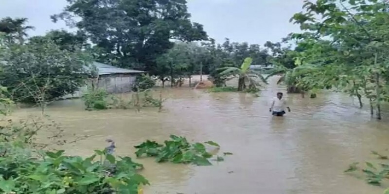 কক্সবাজারে বন্যার পানিতে বন্দী ৩ লক্ষাধিক মানুষ, টানা তিনদিন বিদ্যুৎ বিচ্ছিন্ন   