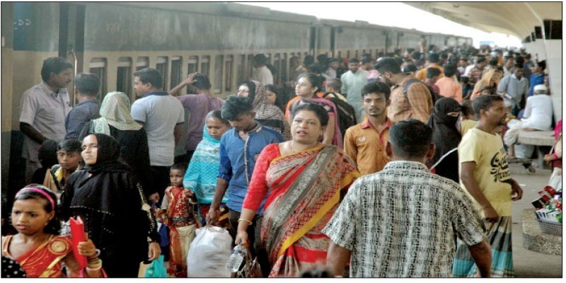 ঈদযাত্রা ।। ট্রেনের শিডিউল বিপর্যস্ত, ভোগান্তিতে ঘরমুখি মানুষ   