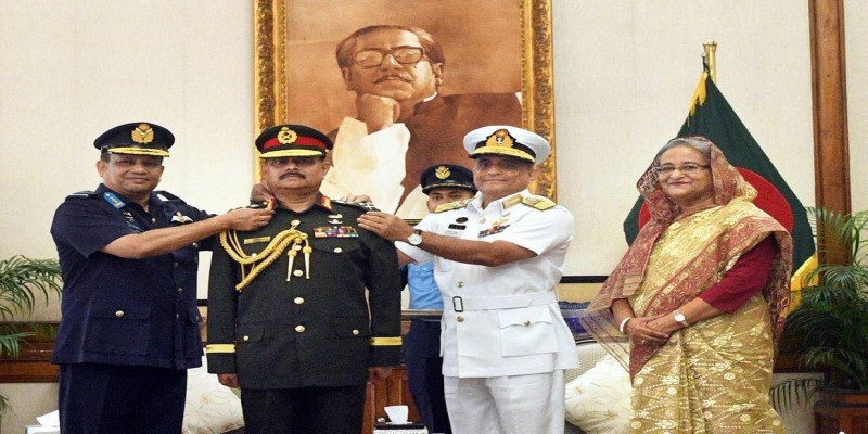 জেনারেল ব্যাজ পরানো হল নতুন সেনাপ্রধান আজিজ আহমেদকে
