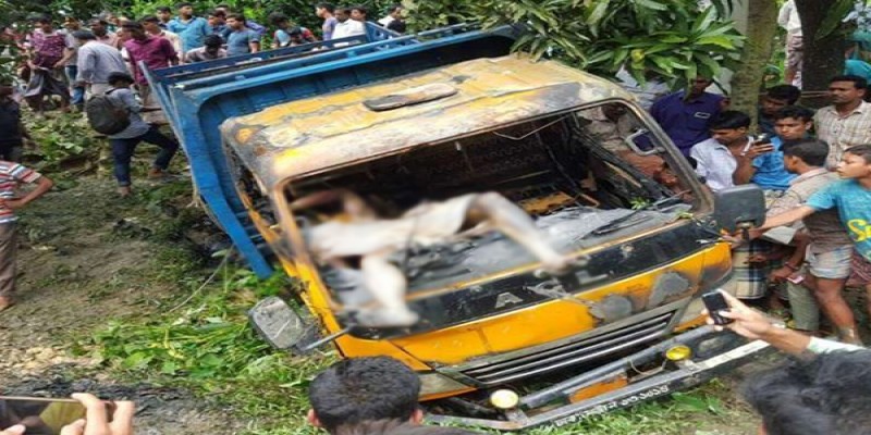 চট্টগ্রামের বাশঁখালীতে চলন্ত ট্রাকে আগুন, নিহত ৩।।