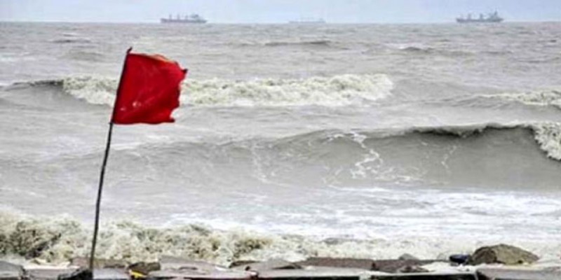 দেশের সকল সমুদ্রবন্দরে ৩ নম্বর সতর্ক সংকেত বহাল।।
