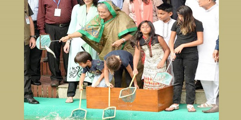 গণভবনের লেকে মাছ অবমুক্ত করলেন প্রধানমন্ত্রী।।