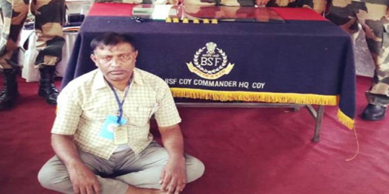 ভারতে স্বর্ণের বিস্কুটসহ এক বাংলাদেশি আটক।।