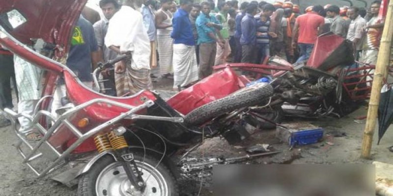 কিশোরগঞ্জে বাসচাপায় অটোরিকশার ৩ যাত্রী নিহত   