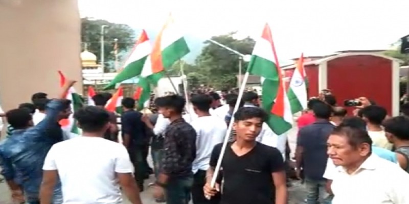 ভূটানে গাড়ী থেকে ভারতের পতাকা খুলে নেয়ায় পশ্চিমবঙ্গ সিমান্তে উত্তেজনা।।