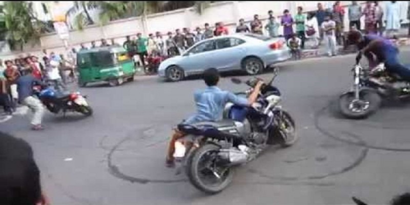 হাতিরঝিলে বেপরোয়া বাইকারদের ভেলকিবাজি॥ ঝুকিপূর্ন স্বাভাবিক চলাচল   