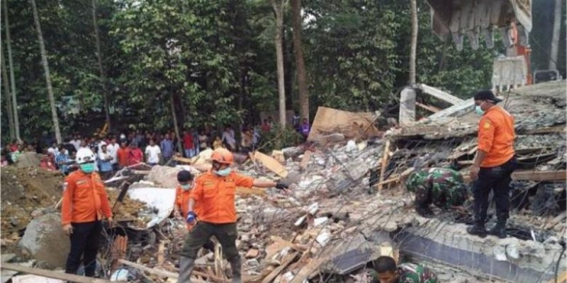 ইন্দোনেশিয়ায় শক্তিশালী ভূমিকম্প ও সুনামিতে নিহত ৪০৫