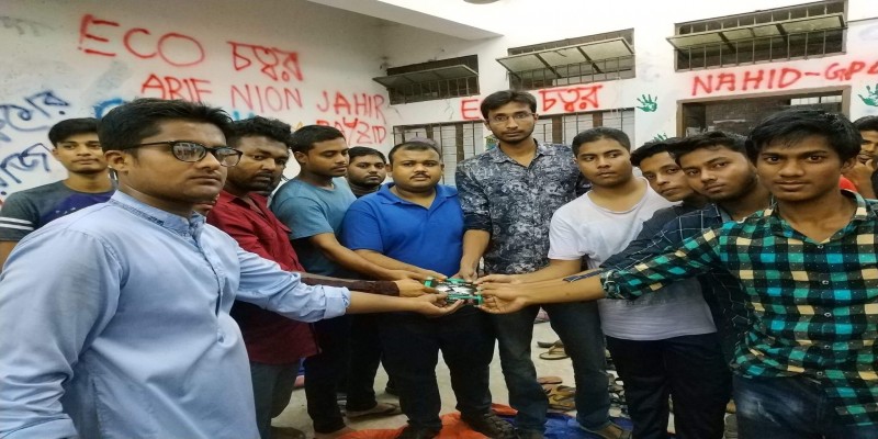 জাবি বিশ্বকবি রবীন্দ্রনাথ ঠাকুর হলে ভর্তিচ্ছু শিক্ষার্থীর পাশে ছাত্রলীগ