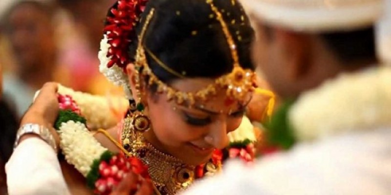 ছেলের জন্য ঠিক করা মেয়েকে বিয়ে করলেন বাবা !   