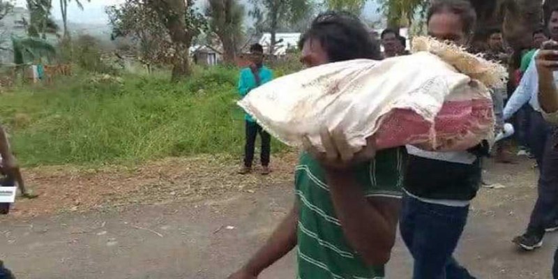 মেয়ের লাশ কাঁধে নিয়ে ৮ কিমি দূরে হাসপাতালে গেলেন এক হতভাগ্য পিতা