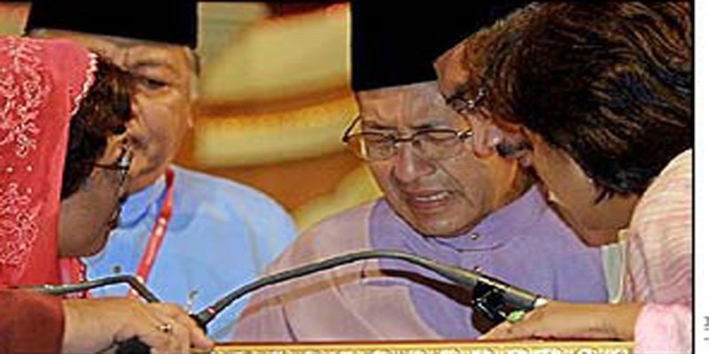 ট্যাক্সি চালকদের ওপর ক্ষেপে পদত্যাগের হুমকি দিলেন মালয়েশিয়ার প্রধানমন্ত্রী মাহাথির   