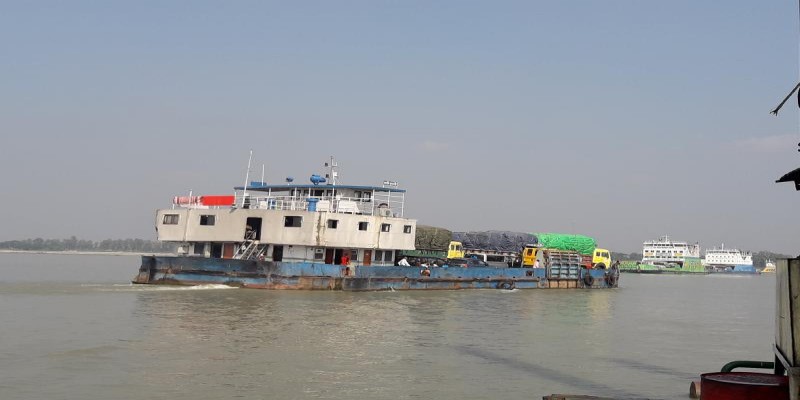 ৬ ঘন্টা বন্ধ থাকার পর শিমুলিয়া ও পাটুরিয়া থেকে দৌলতদিয়ায় ফেরি চলাচল শুরু।