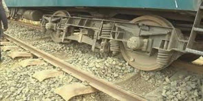 বগুড়ায় সীমান্ত এক্সপ্রেস লাইনচ্যুত॥ ঢাকা-খুলনার সঙ্গে জয়পুরহাটের ট্রেন যোগযোগ বিচ্ছিন্ন