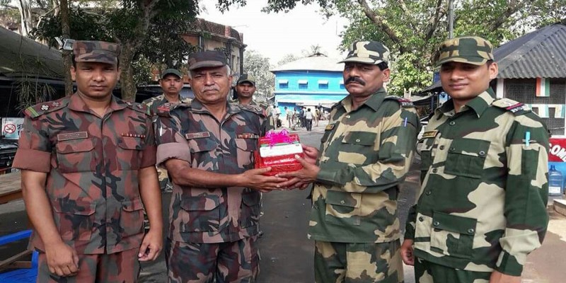 বিএসএফের প্রতিষ্ঠাবার্ষিকী উপলক্ষে হিলি সীমান্তে বিজিবি’র সাথে মিষ্টি বিতরন॥   