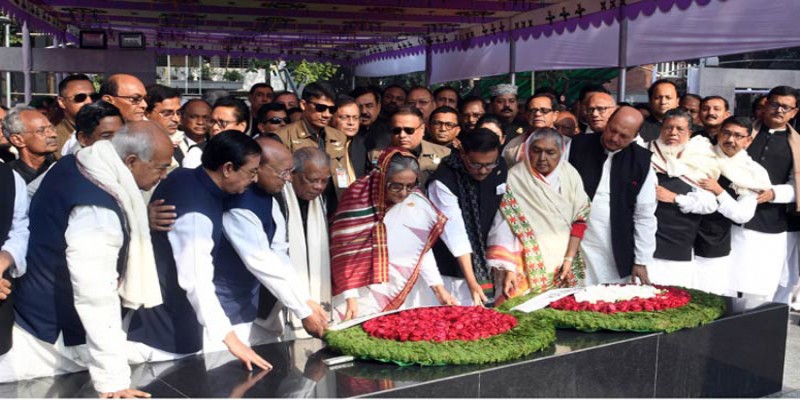 নবনির্বাচিত আওয়ামী লীগের এমপিদের নিয়ে বঙ্গবন্ধুর প্রতিকৃতিতে শ্রদ্ধা নিবেদন করেছেন প্রধানমন্ত্রী শেখ হাসিনা