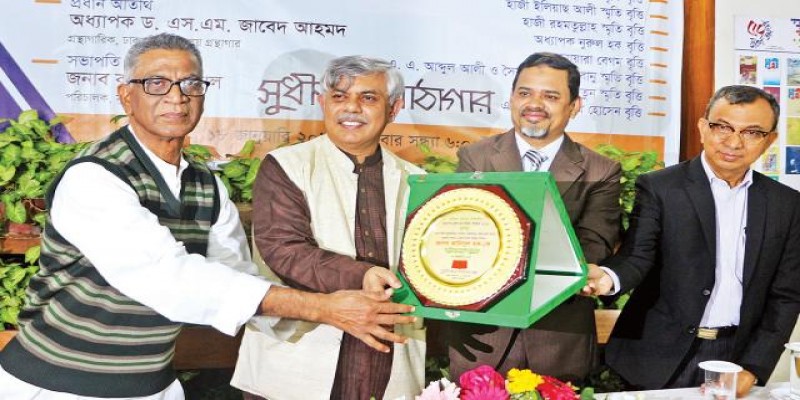 সাহিত্য পুরস্কার পেলেন অধ্যাপক নুরুল হক ও প্রথম আলোর সহযোগী সম্পাদক।   