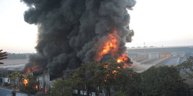 চট্টগ্রামের ভিক্টোরিয়া জুট মিলের ৮টি গোডাউন পুড়ে ছাই॥শত কোটি টাকার ক্ষতি   