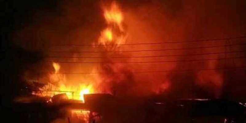 নারায়ণগঞ্জের চাঁদমারী বস্তিতে ভয়াবহ অগ্নিকাণ্ড।