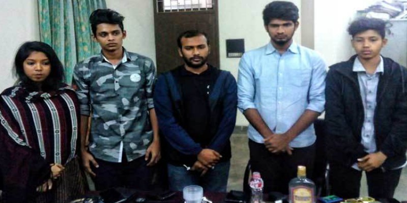 জাবিতে মাদক সেবনকালে ১০ শিক্ষার্থী আটক॥   