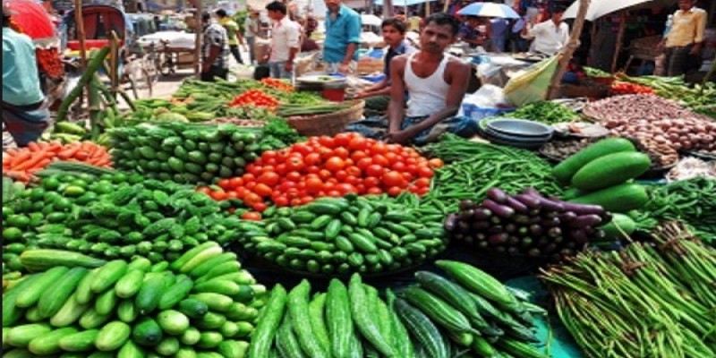 ঢাকার বাজারগুলোতে মাছ-মুরগির দাম চড়া।।অপরিবর্তিত মুদি পণ্যের দাম   