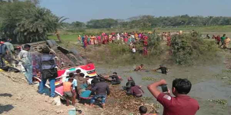 খুলনার ডুমুরিয়ায় পিকনিকের বাস উল্টে স্কুল শিক্ষার্থী নিহত॥আহত ৩০   