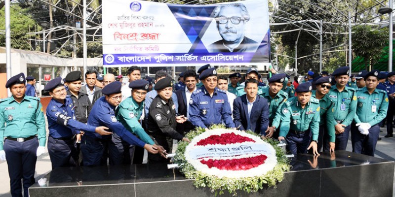 বঙ্গবন্ধুর প্রতিকৃতিতে পুলিশ সার্ভিস অ্যাসোসিয়েশনের শ্রদ্ধা।।
